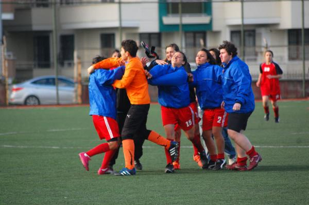 Yalova Gençlikspor Başkanı: Küfürlerle Sporcularımızı Tahrik Ettiler