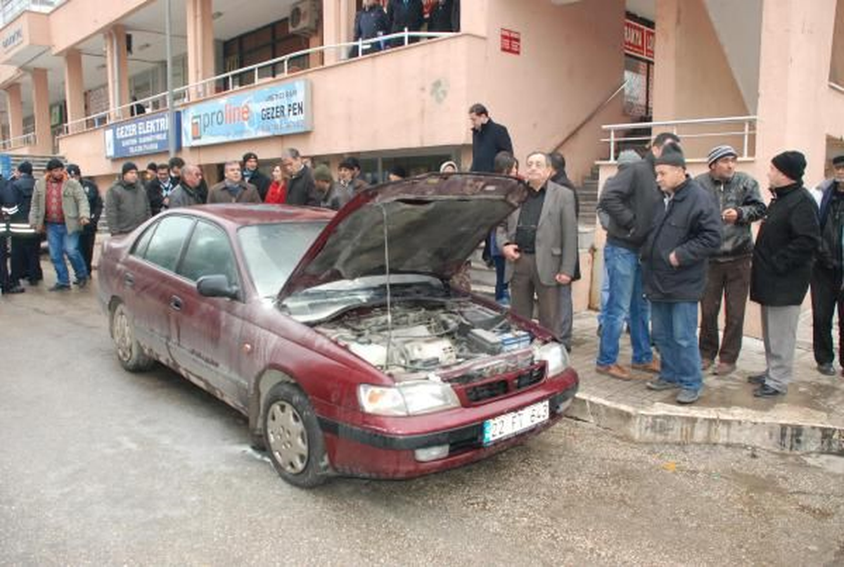 Yardım Talebi Karşılanmayan Kişi, Otomobilleri Ateşe Verdi