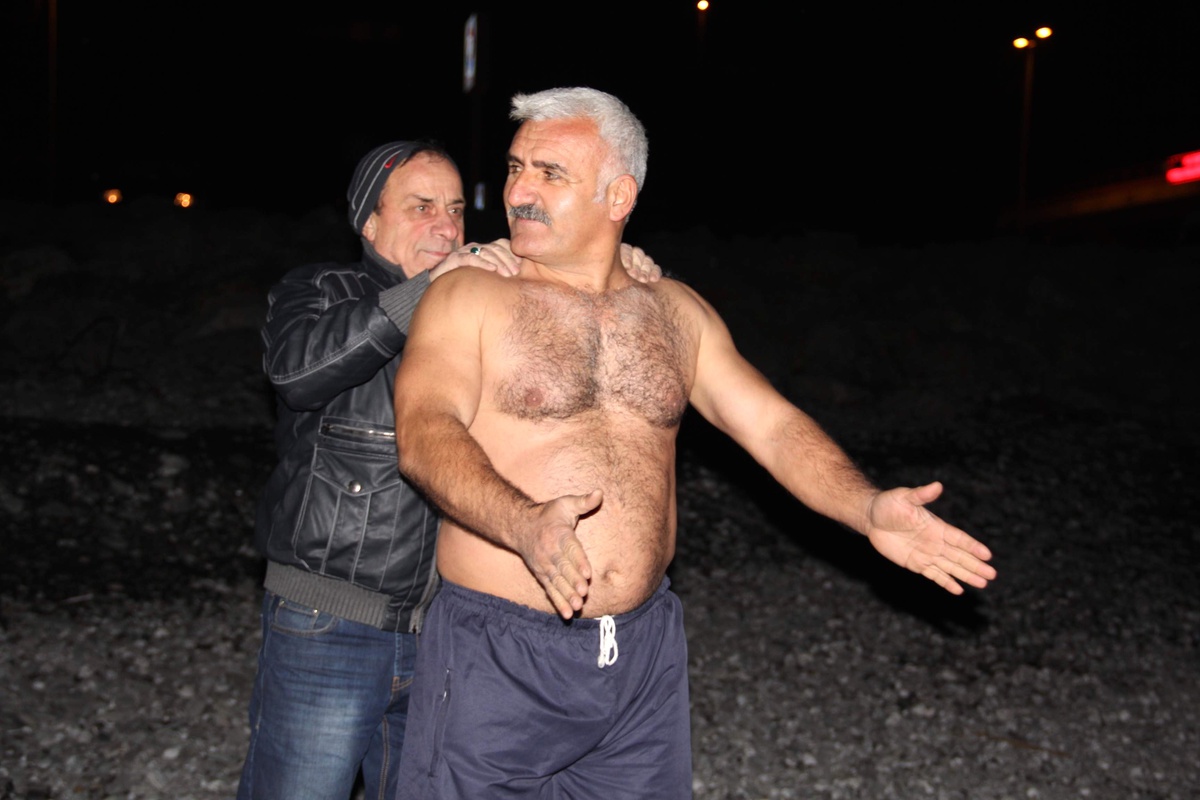 Yeni Yılı Denize Girerek Kutluyor