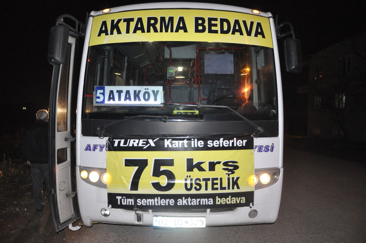 Afyonkarahisar\'da Otobüs Taşlandı
