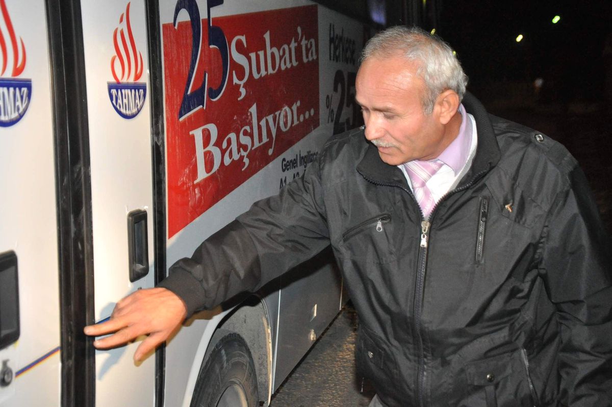 Afyonkarahisar\'da, Özel Halk Midibüsü Taşlandı