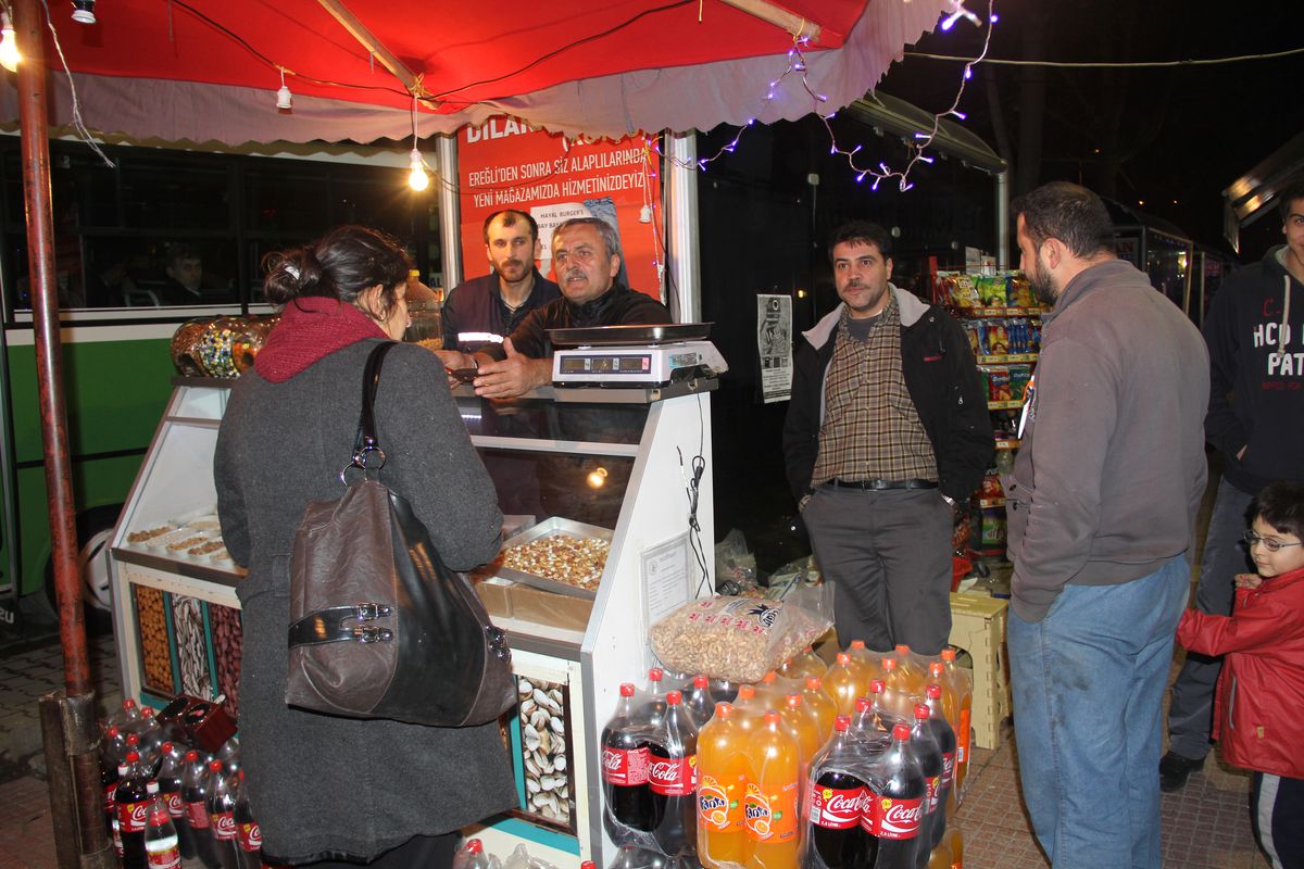 Alaplı\'da Yılbaşı Gecesi Kuruyemişçilerin Yüzünü Güldürdü