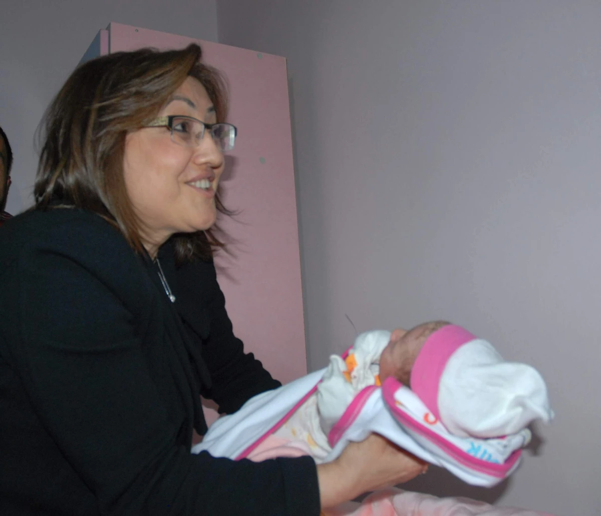Bakan Şahin, Denizli\'de Yeni Yılın İlk Bebeğine Altın Taktı