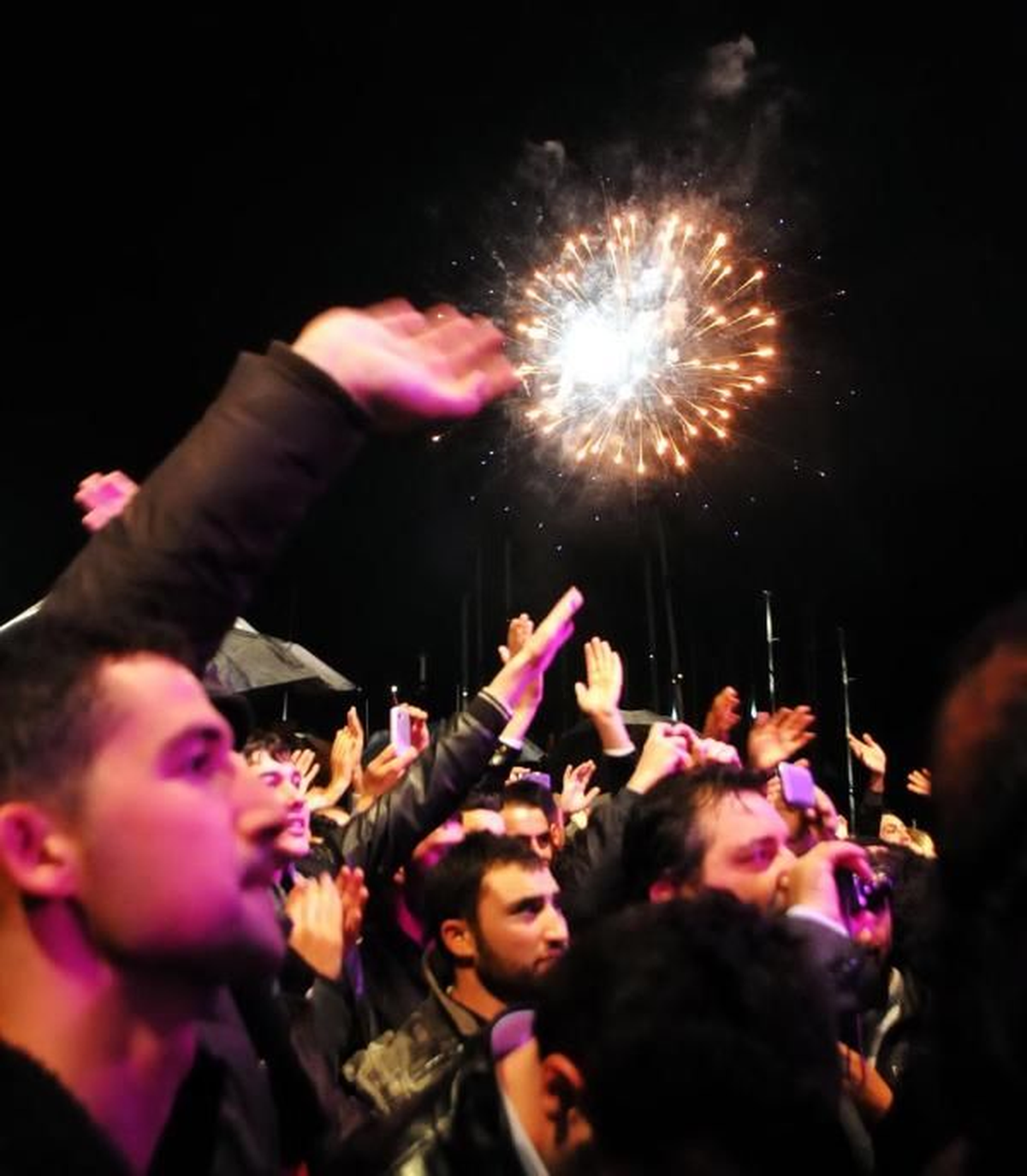 Bodrum\'da Yağmur Altında Yılbaşı Eğlencesi