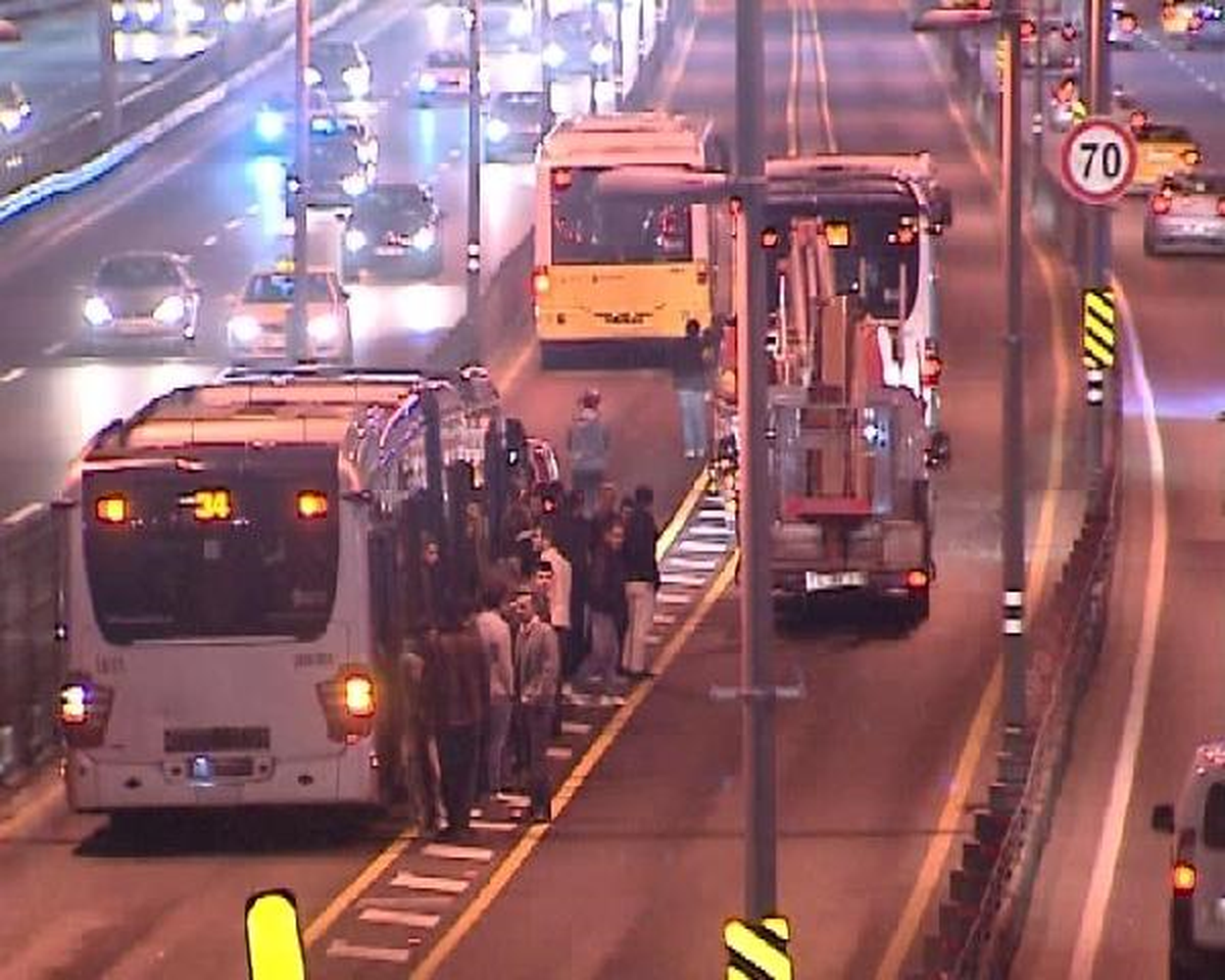 Bozulan Metrobüs Yolda Bıraktı