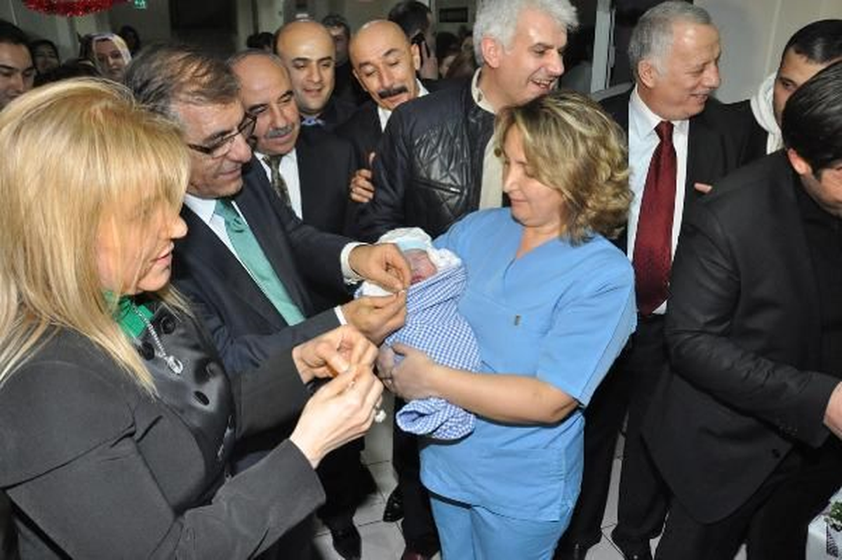 Bursa\'da Yeni Yılın İlk Bebeklerine Altın ve Zıbın Hediye Edildi