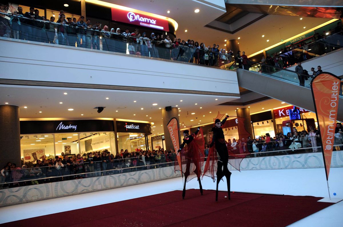 Buz Pistinde "Wonderland Show"