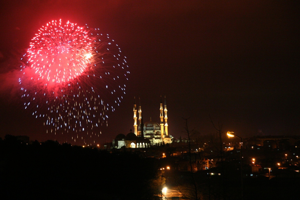 Edirne Yeni Yıla Havai Fişeklerle Girdi