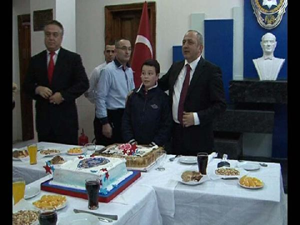 Emniyet Müdüründen Yeni Yıl Pastası