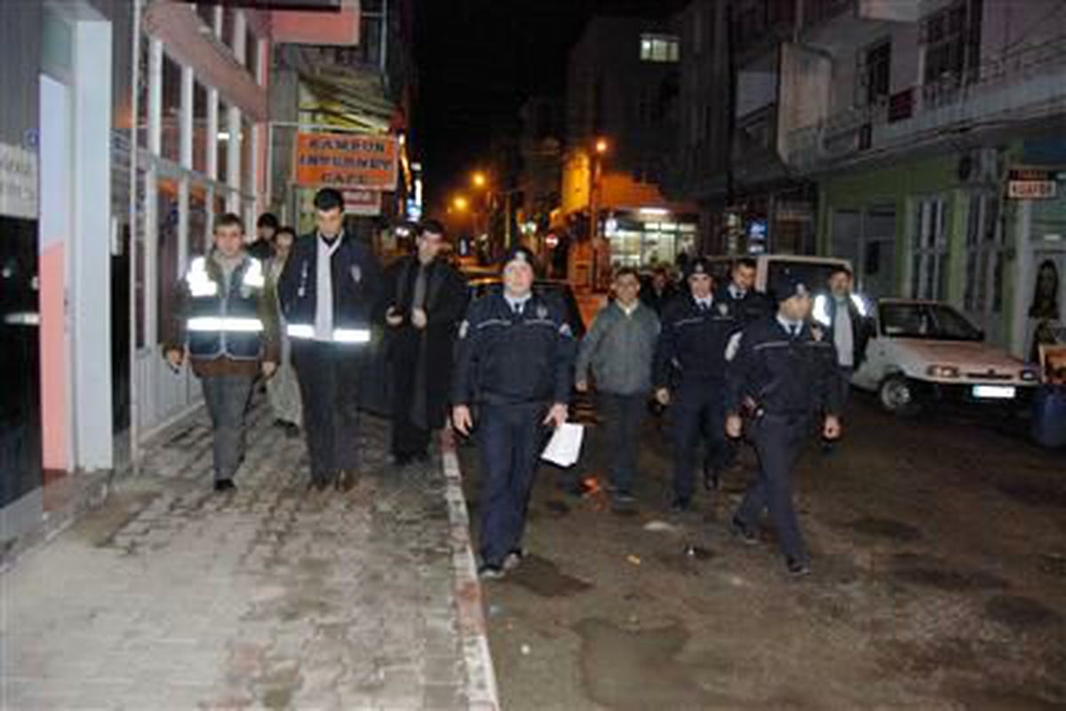 Eşme\'de Polis Ekipleri Yeni Yılı Çalışarak Karşıladı