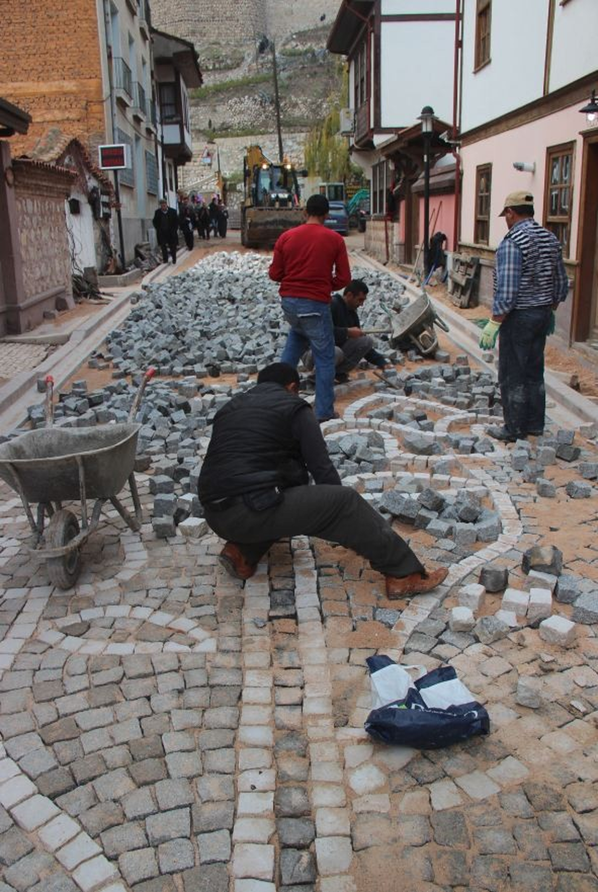 Hatuniye Mahallesi\'ne Nostaljik Kaldırım Taşı