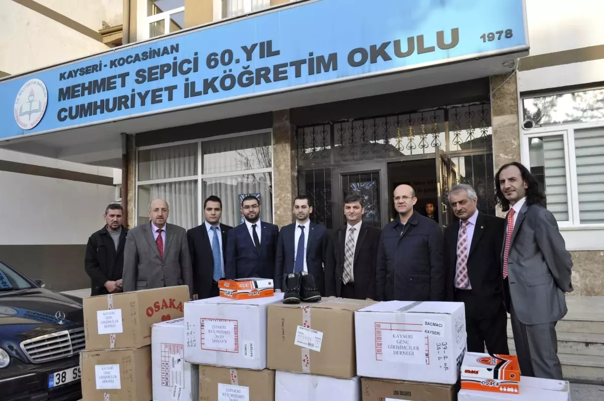 İhtiyaç Sahibi Öğrencilere Ayakkabı Dağıtıldı