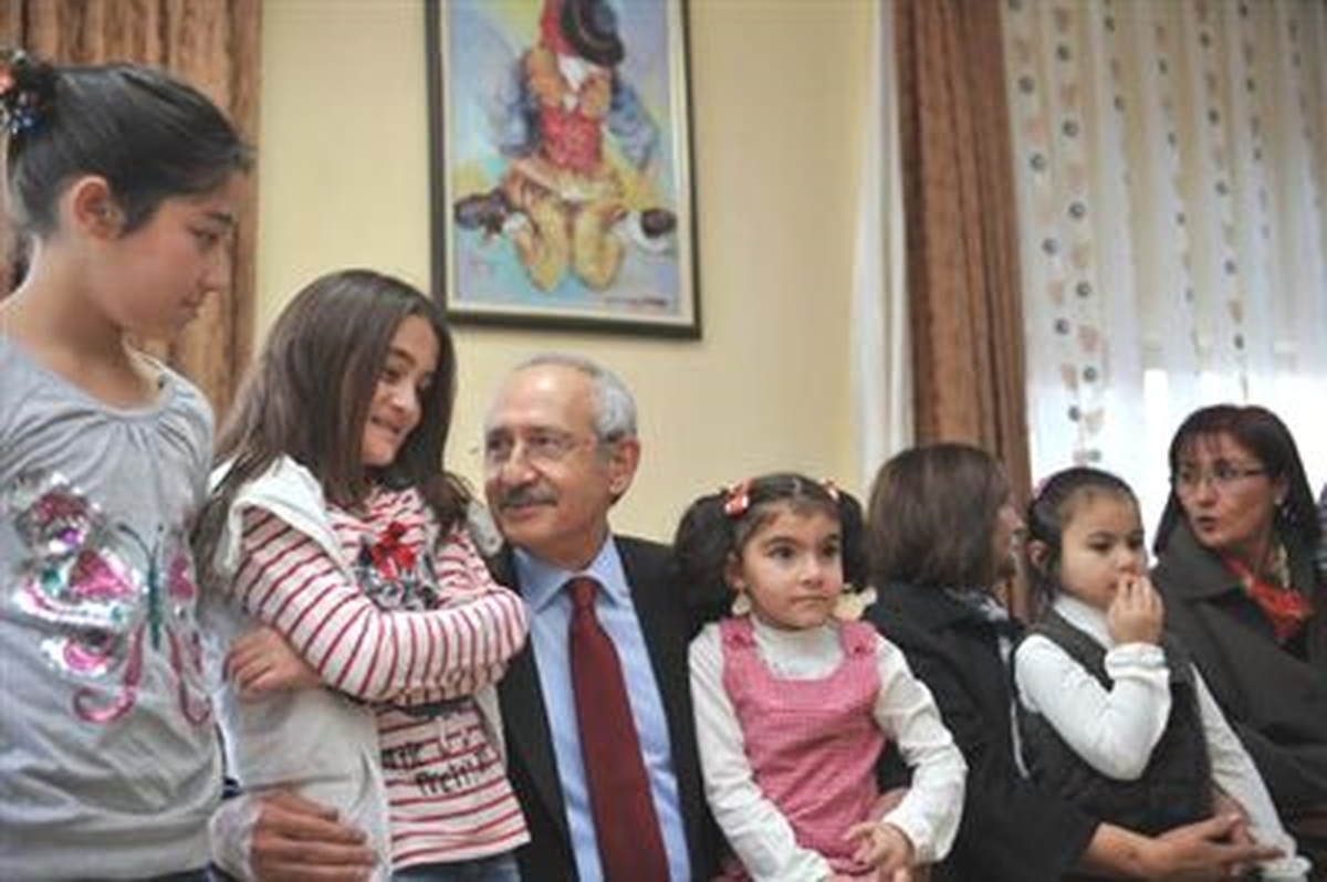 Kılıçdaroğlu Kimsesiz Çocukları Ziyaret Etti
