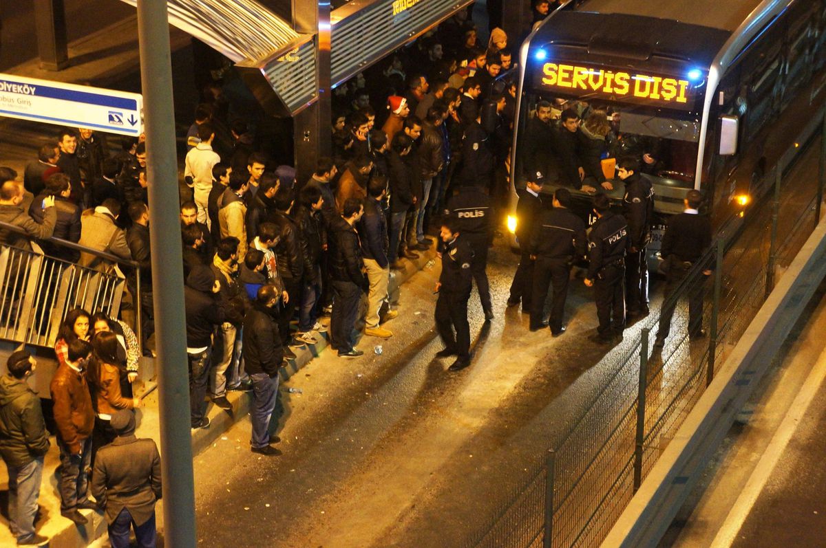 Metrobüste Yoğunluk Yol Kapattırdı
