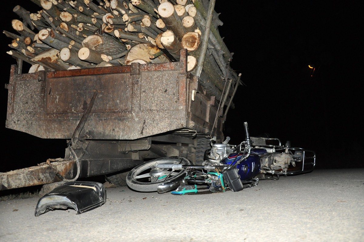 Motosikletle Römorkun Altına Girdiler: 2 Yaralı