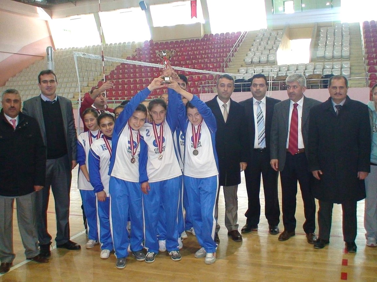 Voleybol Turnuvasının Şampiyonu Yerköy Oldu