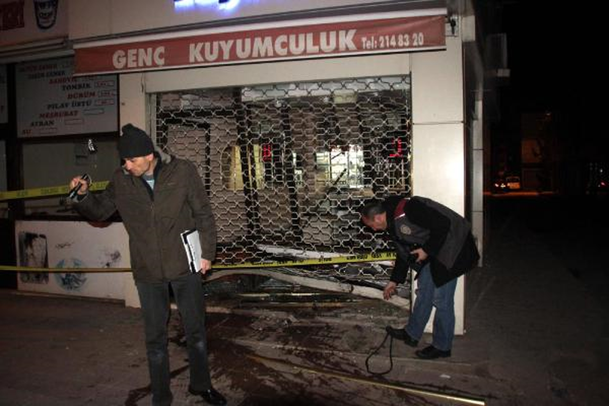 Otomobil Kuyumcuya Girdi