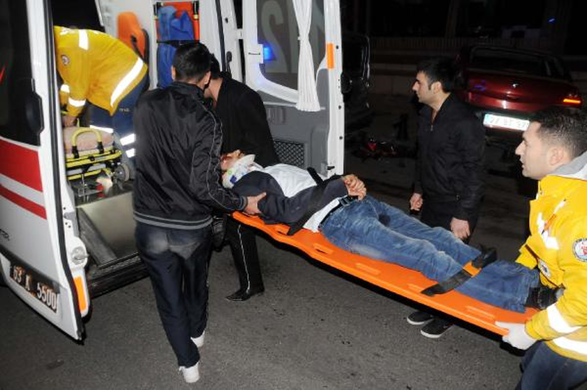Otomobil, Park Halindeki Araçlara Çarptı: 2 Yaralı