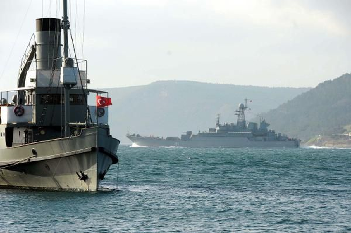 Rus Savaş Gemisi Çanakkale Boğazı\'ndan Geçti