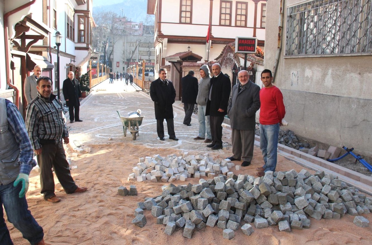 Tarihi Mahalleye Lale Motifli Nostaljik Taş Döşeme