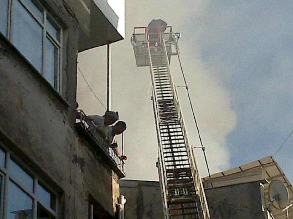 Trabzon\'da Apartmanın Çatısında Korkutan Yangın