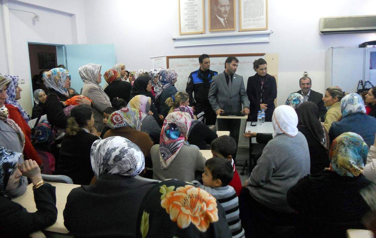 Uyuşturucu Madde Kullanımına Karşı Velilerin Üzerine Düşenler Konulu Seminer Düzenlendi