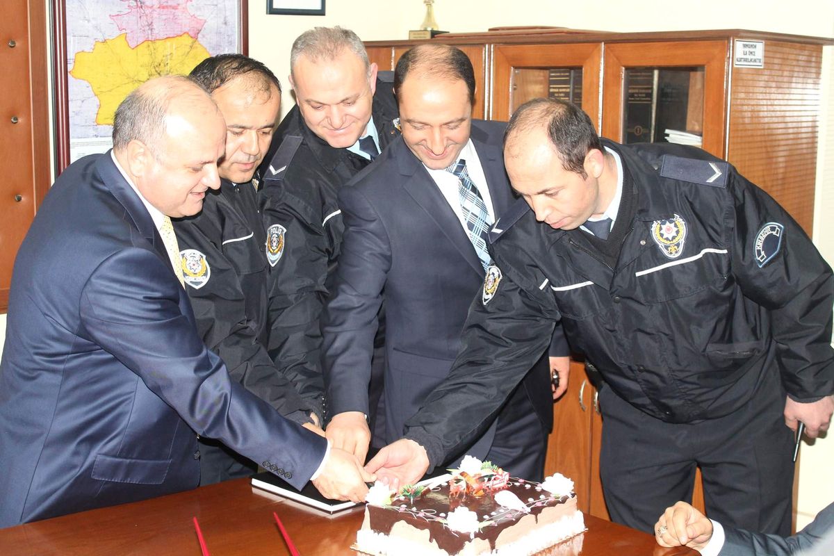 Vali Çakacak, Görevleri Başındaki Memurlarla Pasta Kesti