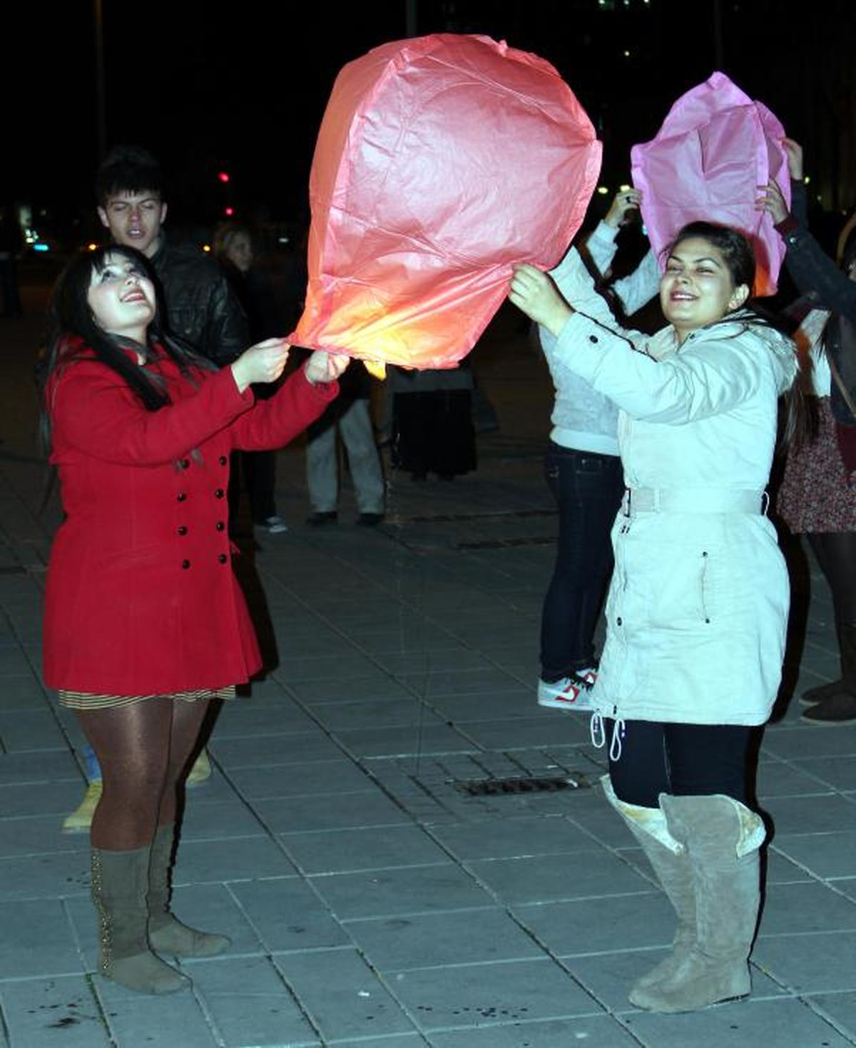 Yeni Yıla Dilek Balonu Uçurarak Girdiler