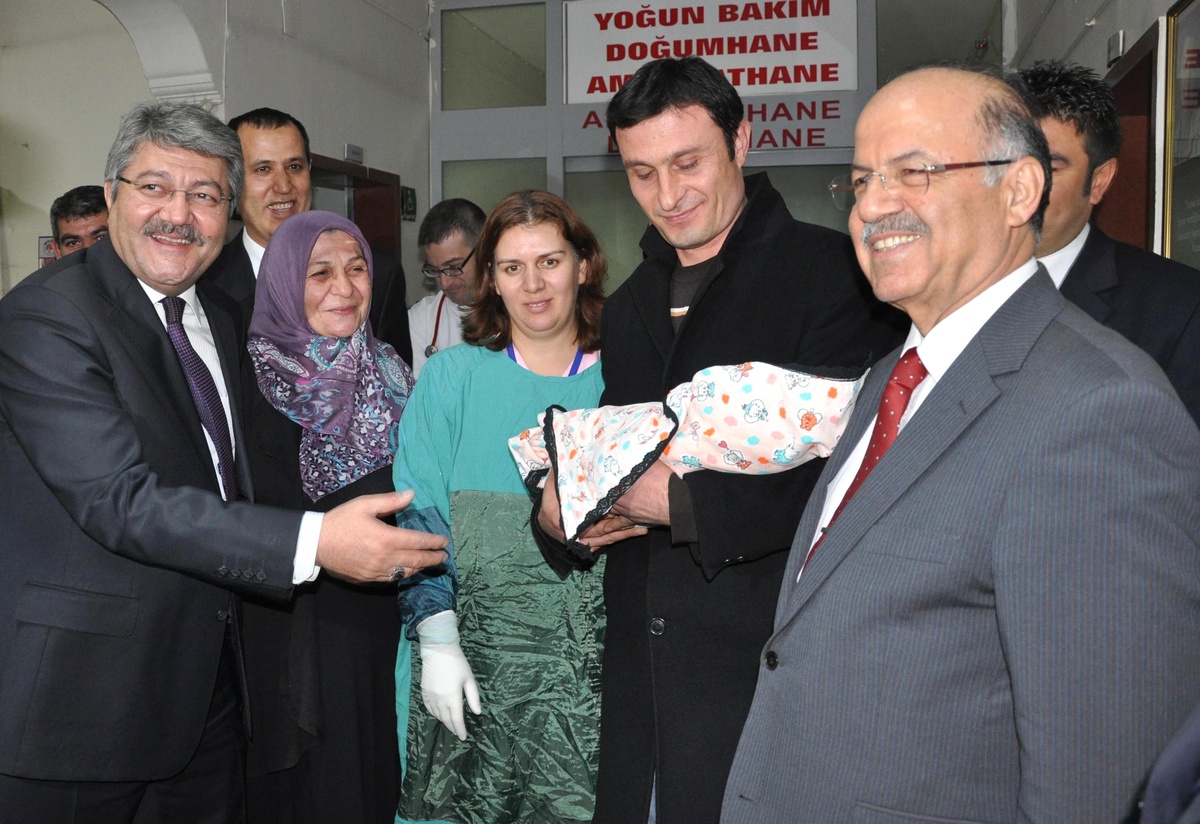 Yeni Yılın İlk Bebeklerine Altın