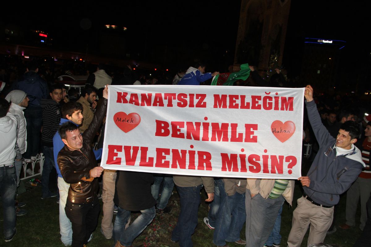 Yılbaşında Pankartlı Evlilik Teklifi