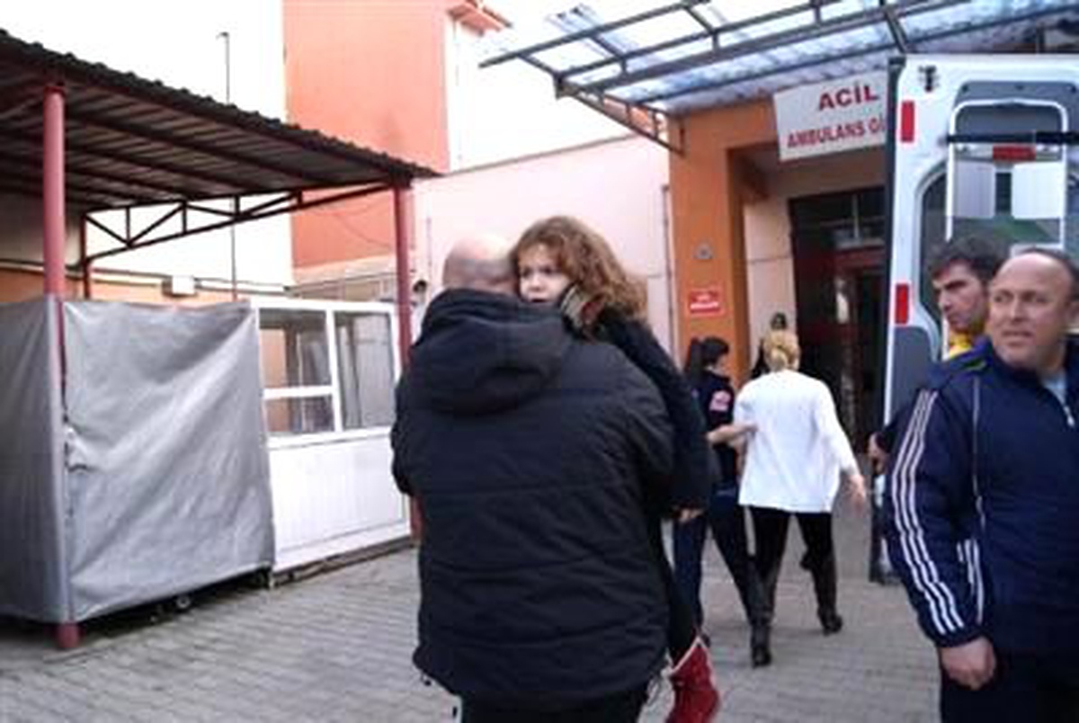Yolun Karşısına Geçen Anneanne ile Torununa Otomobil Çarptı