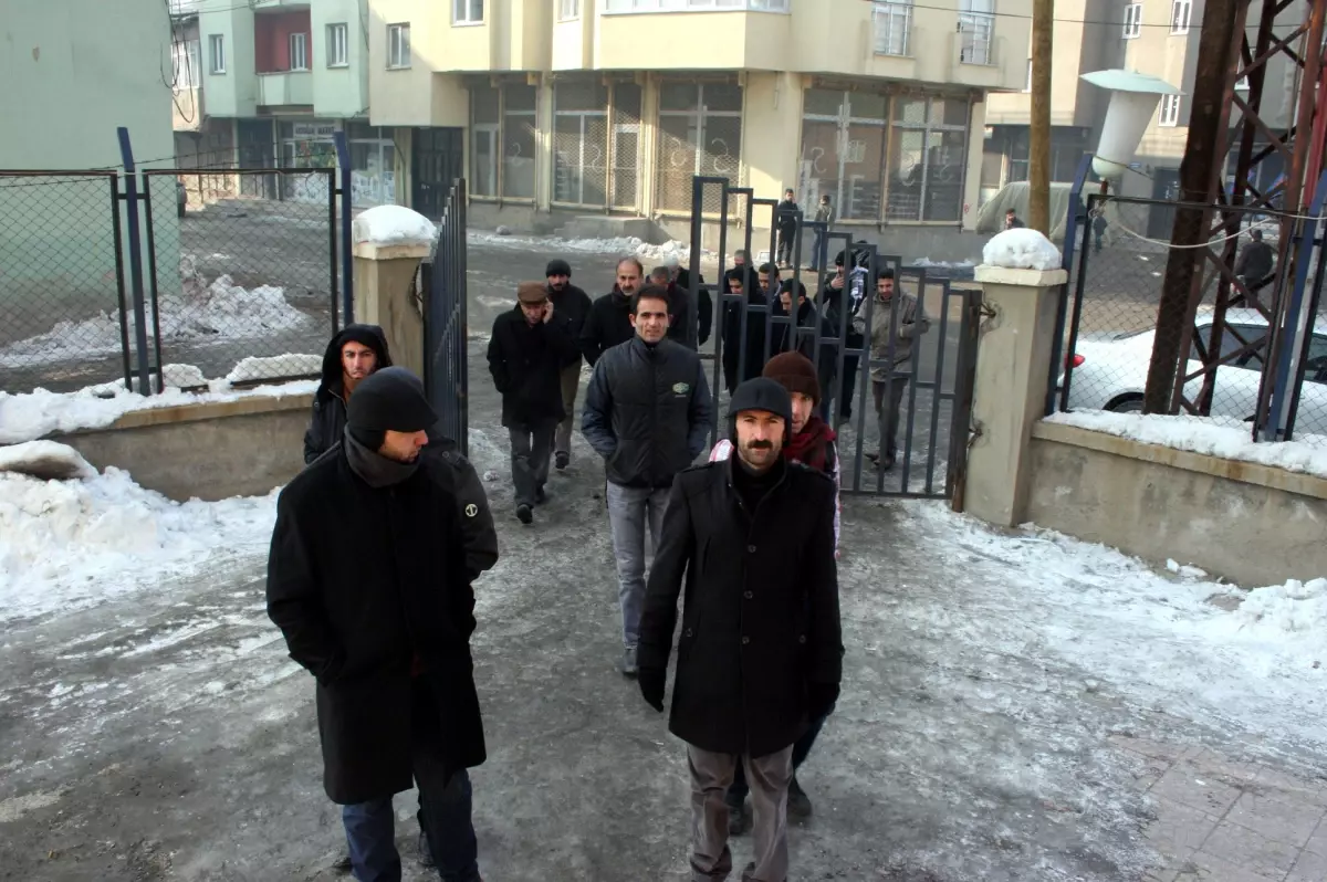 Yüksekova\'da Elektrik Kesintilerine Tepki