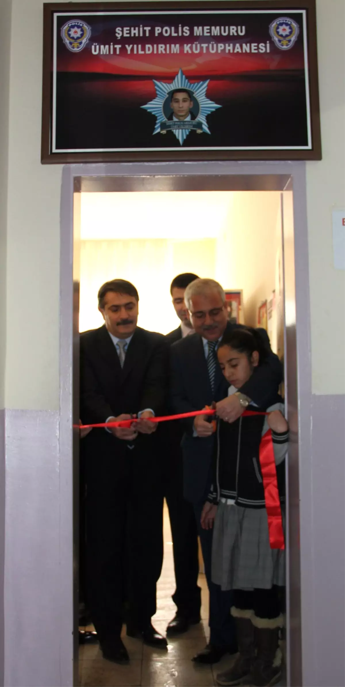 8 Şehit Polise 8 Kütüphane