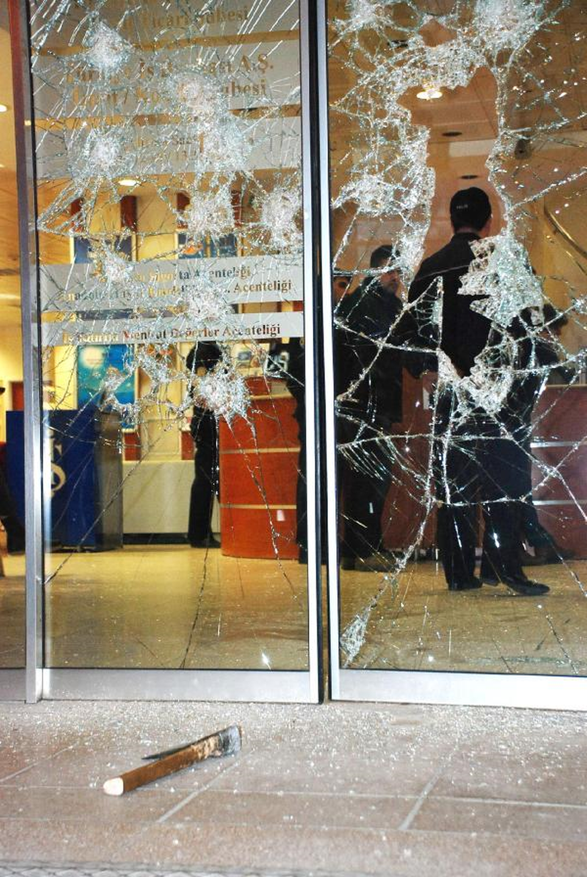 Baltalı Soyguncu Gece Polisi Alarma Geçirdi