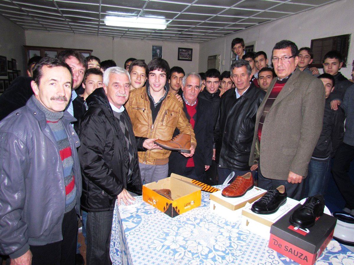 Başkan Keskin, Futbolculara Ayakkabı Hediye Etti