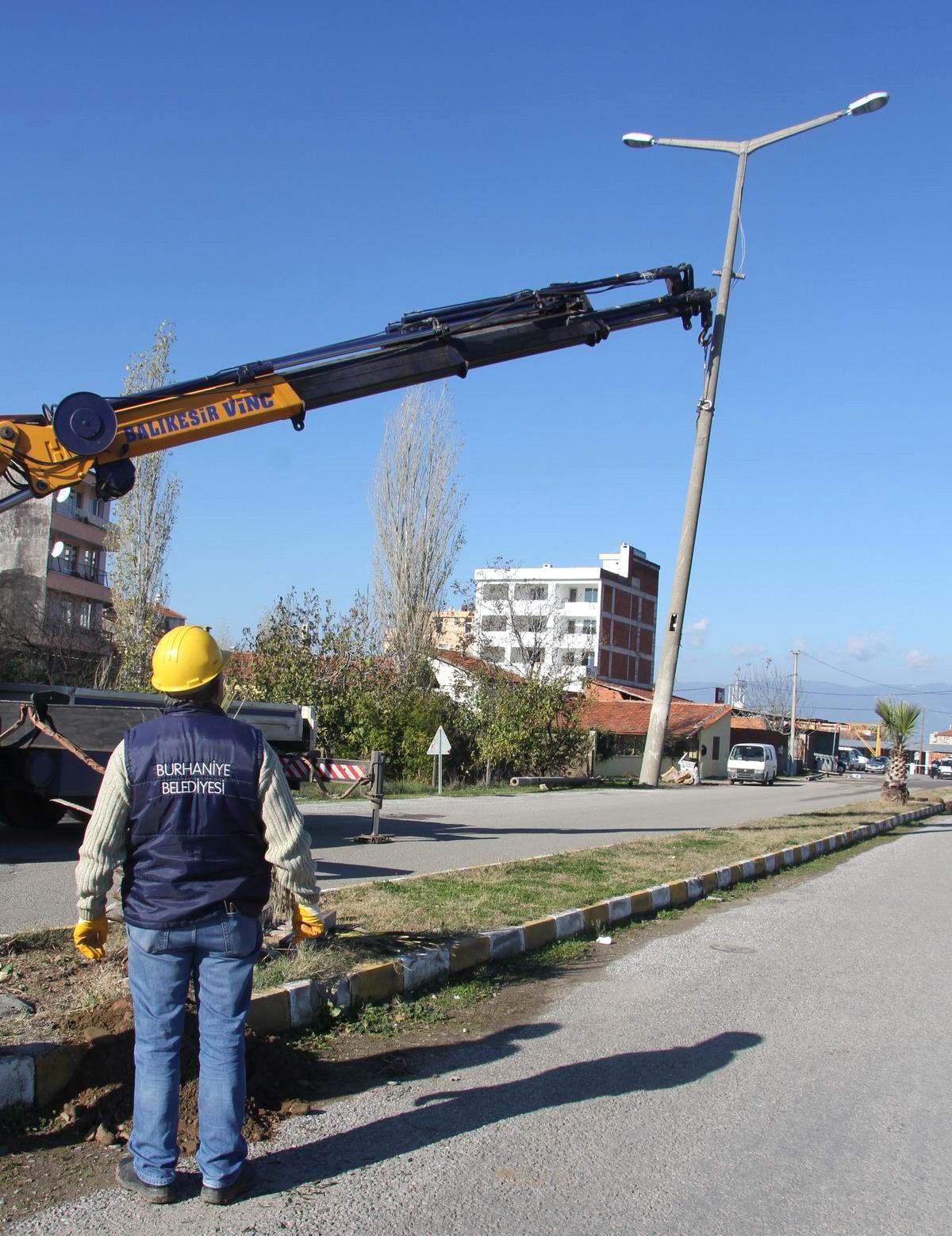 Burhaniye\'de Kuvayi Milliye Bulvarı Aydınlatıldı
