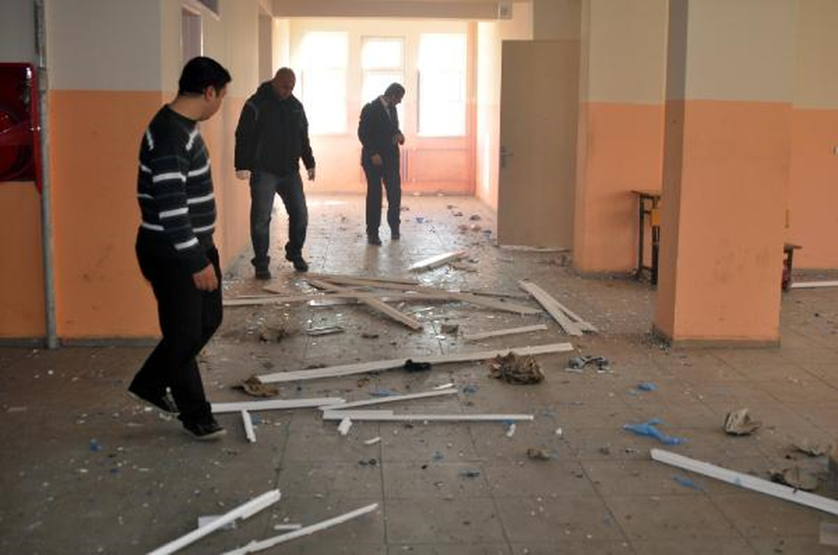 Cizre\'de Lise Koridorunda Ses Bombaları Patladı