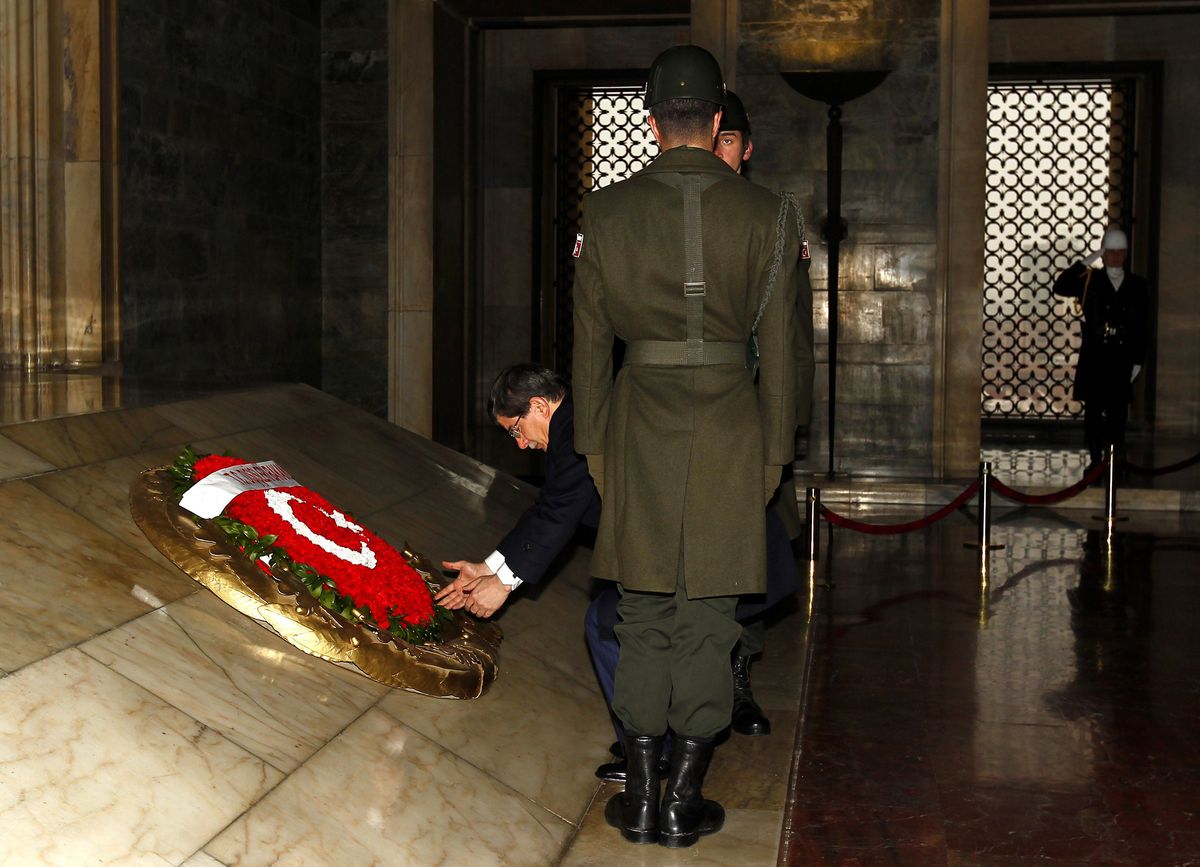 Davutoğlu ve Büyükelçiler\'den Anıtkabir\'e Ziyaret