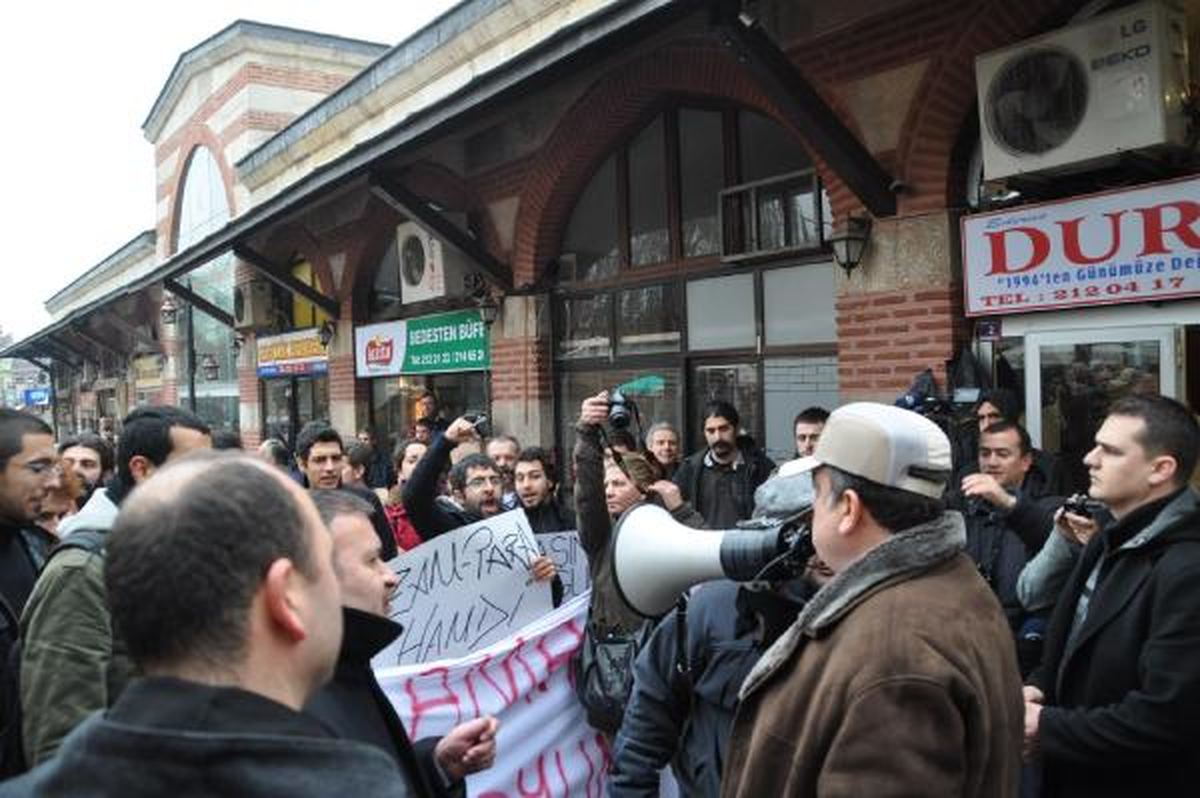Edirne\'de Öğrenciler Belediyenin Kapısına Dayandı, Başkan Zammı Geri Çekti