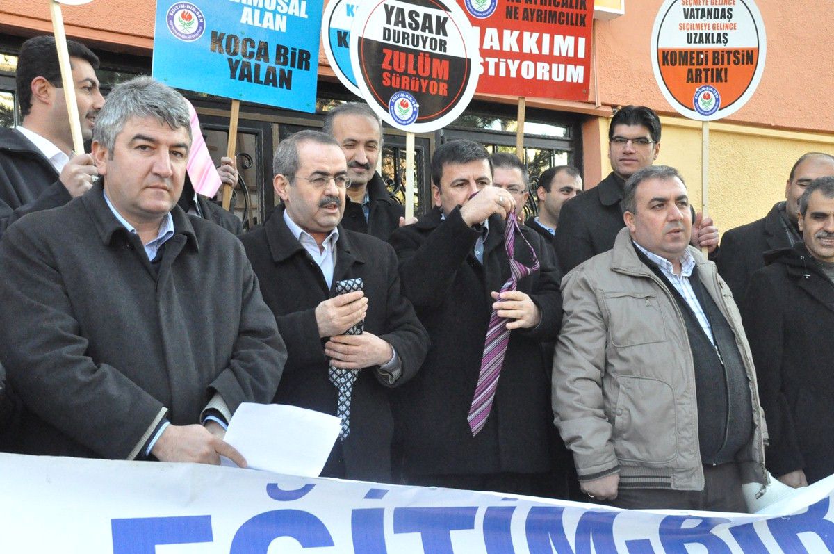 Eğitim-Bir-Sen Kıyafet Yönetmeliğini Protesto Etti