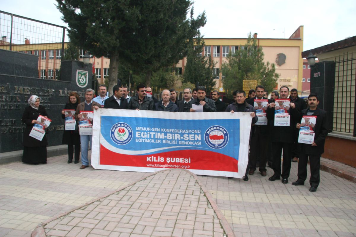 Eğitim-Bir-Sen, Kılık Kıyafet Yönetmeliğini Protesto Etti