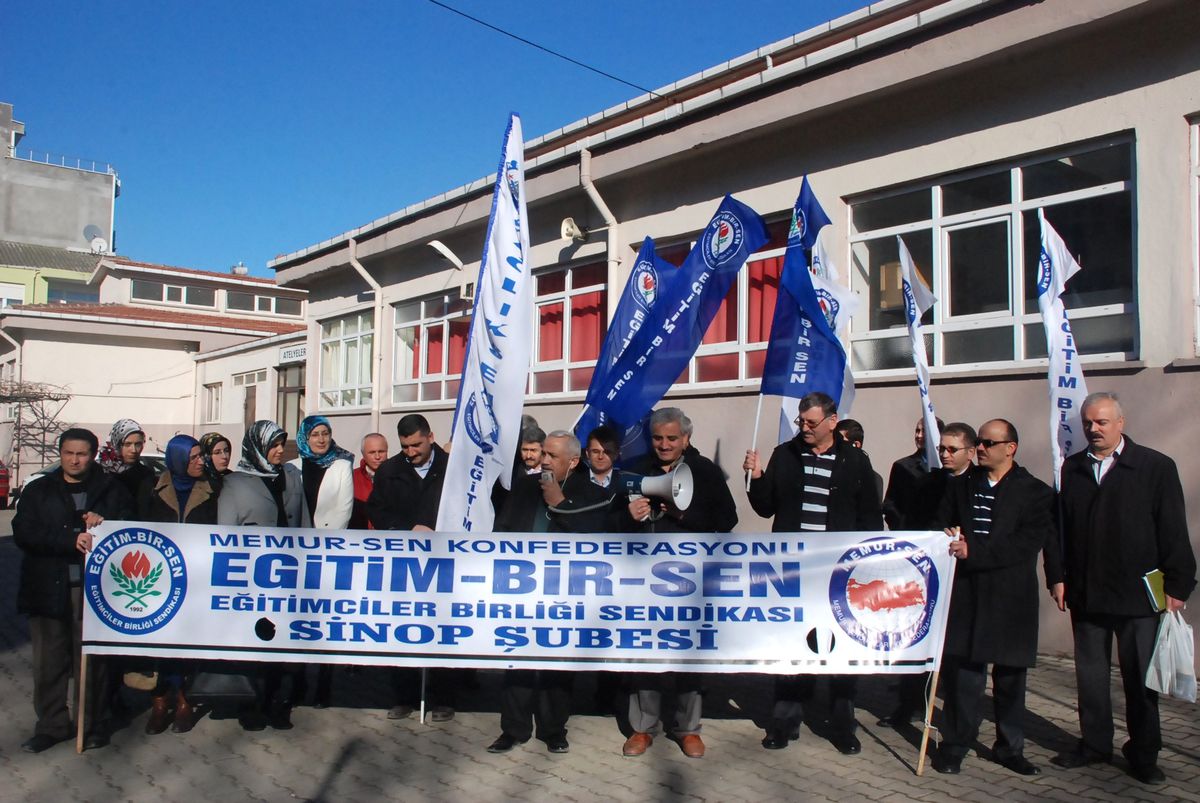 Eğitimciler Serbest Kıyafetle Derse Girdi