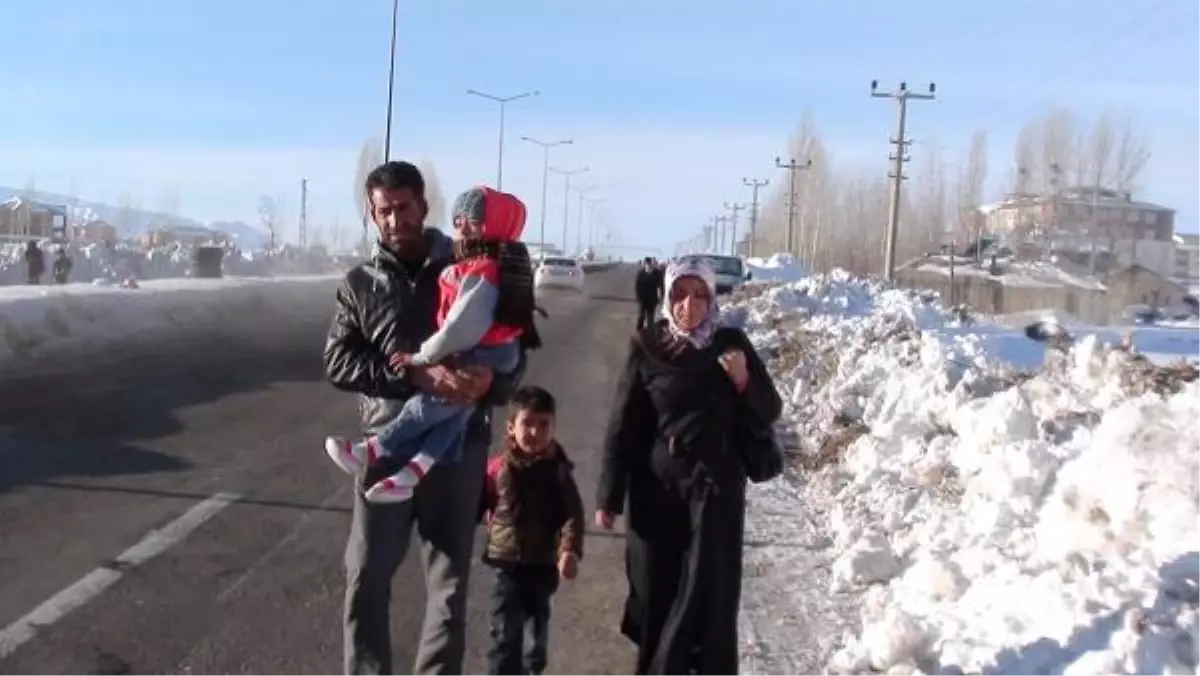 Felçli Kızını Her Gün Okula Taşıyor