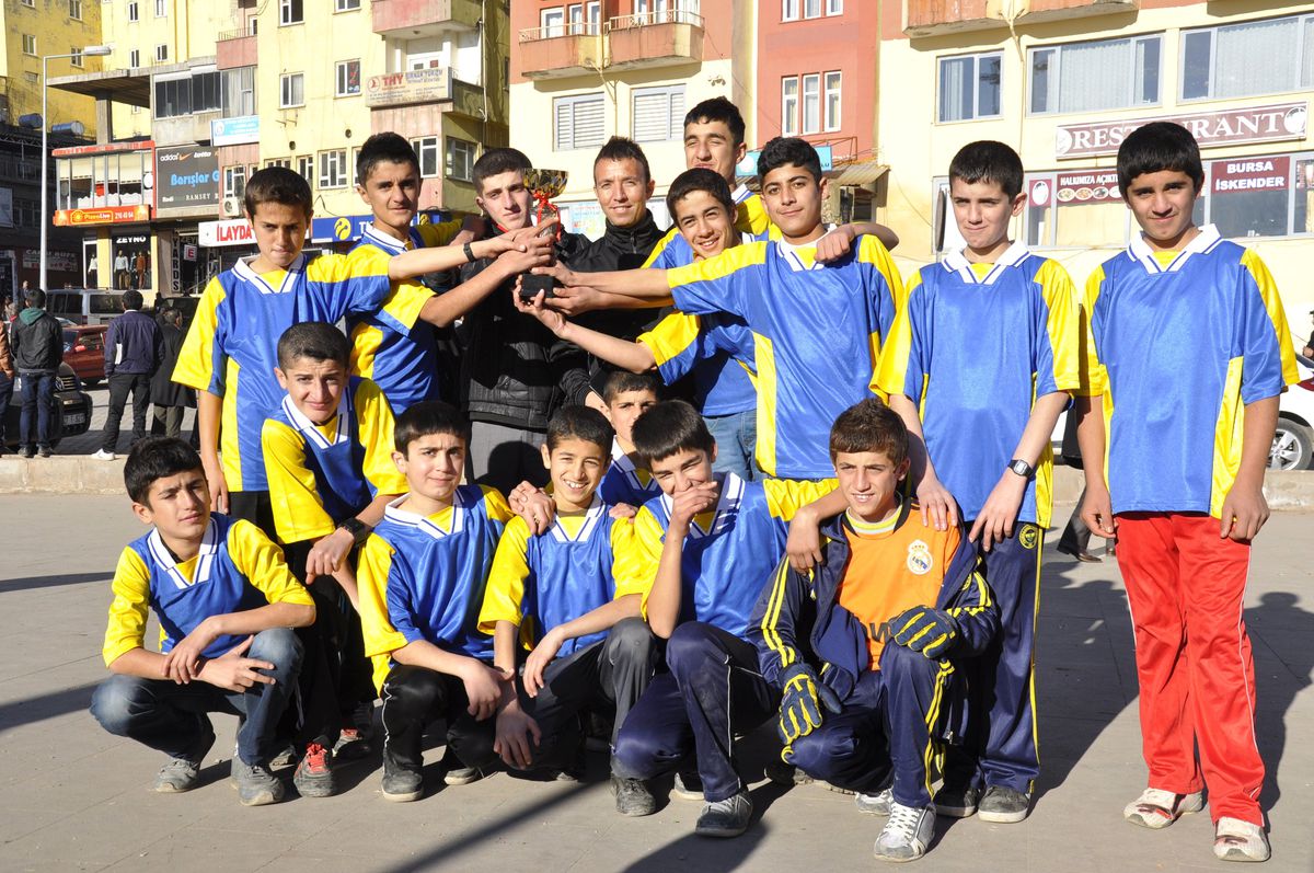 Futsal İkincileri Milli Eğitim Müdürü Arslan\'ı Ziyaret Etti