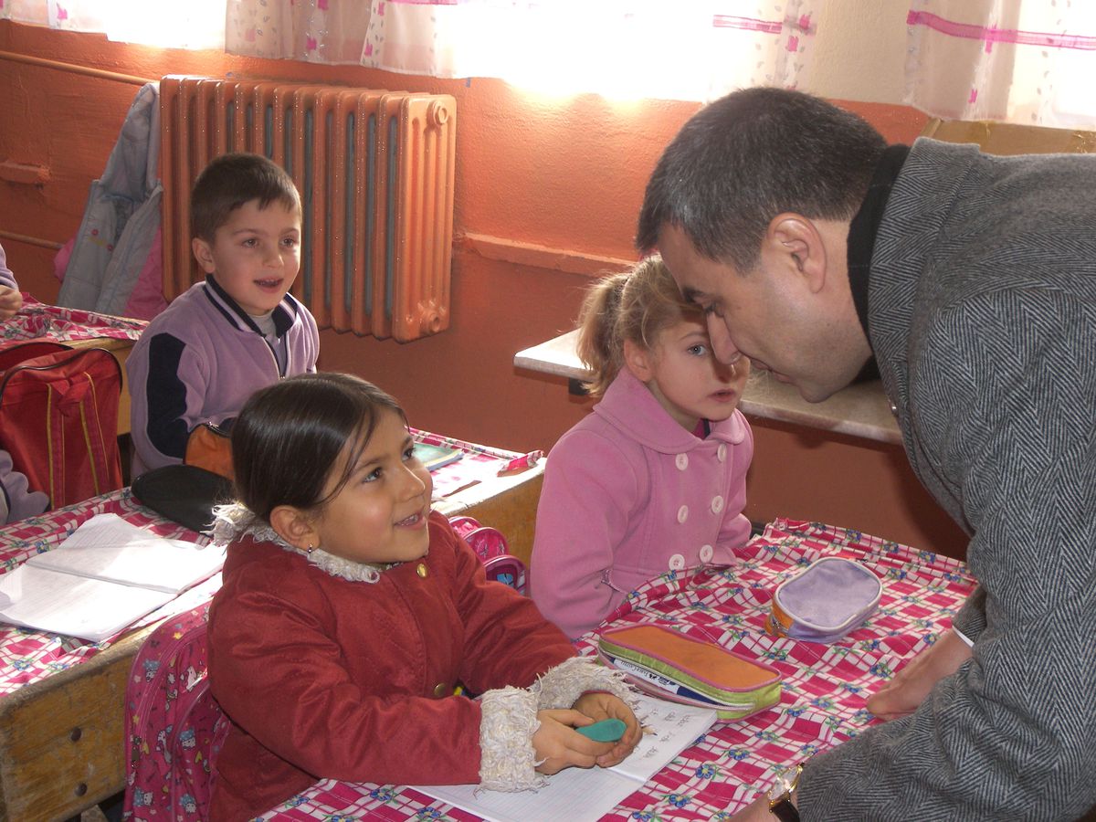 İşadamından Öğrencilere Kışlık Kıyafet Yardımı