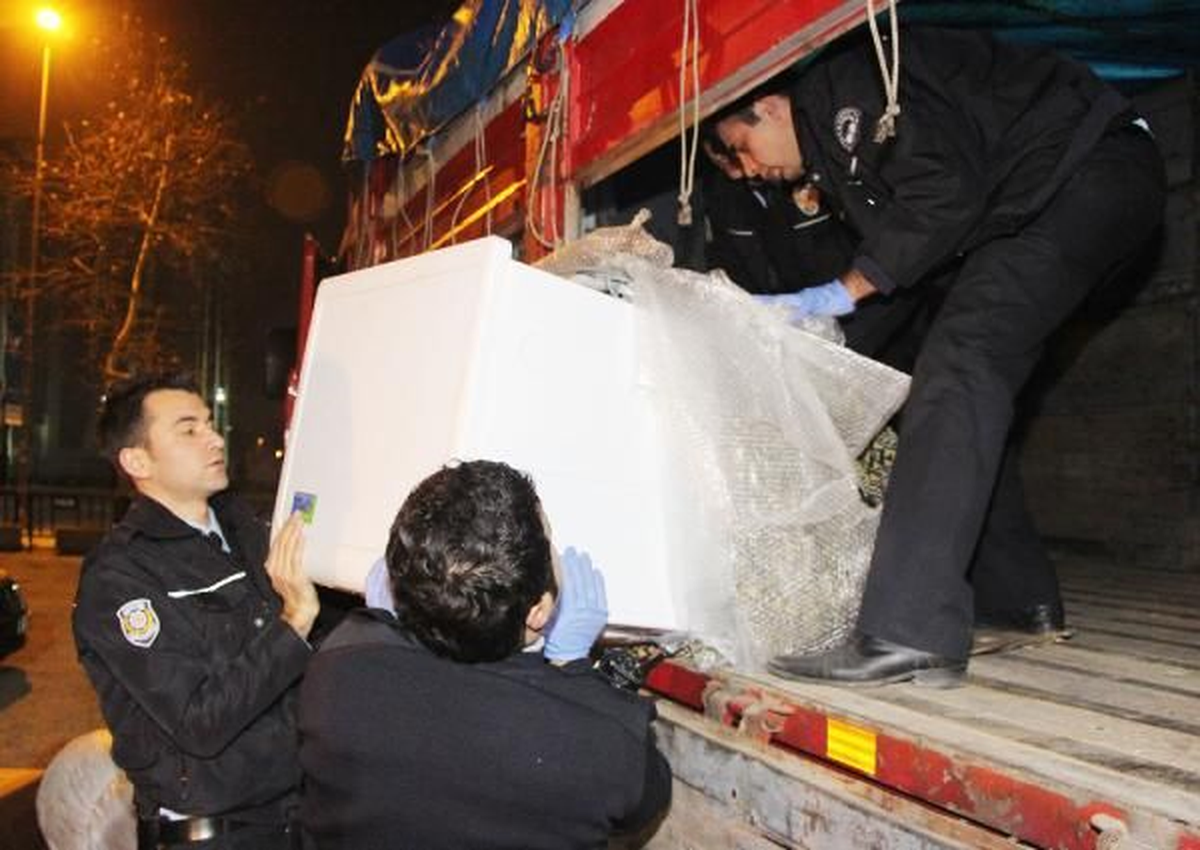 Kağıthane\'de 1 Kamyon Kaçak Sigaraya El Kondu