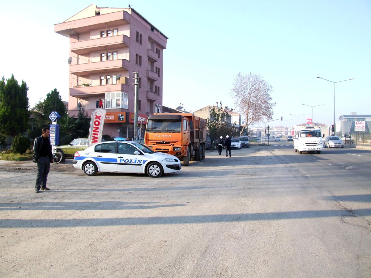 Kamyon Kırmızıda Duran Otomobile Çarptı: 1 Yaralı