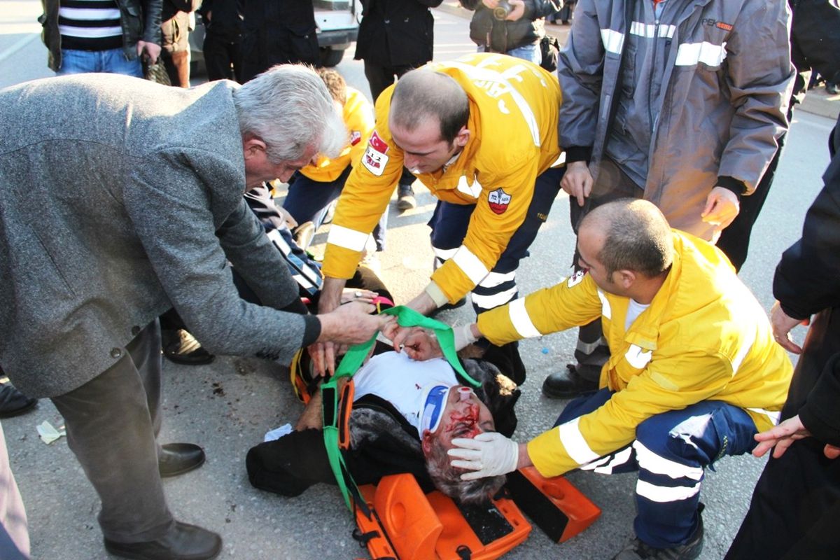 Kamyonet Yayaya Çarptı: 1 Yaralı