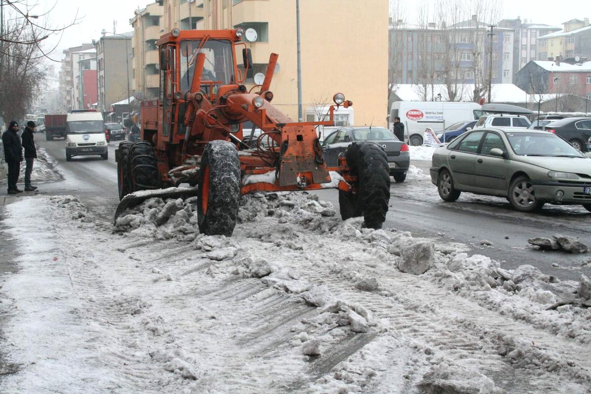 Kars Belediyesi Caddelerin Buzunu Temizliyor