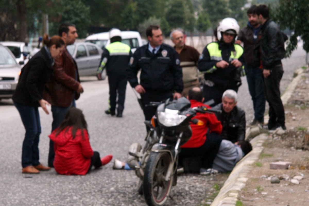 Karşıdan Karşıya Geçerken Motorun Altında Kaldı